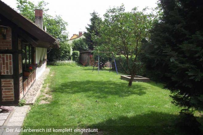 Ferienhaus eingezäunt mit Boot und Hund in Fünfseen Satow