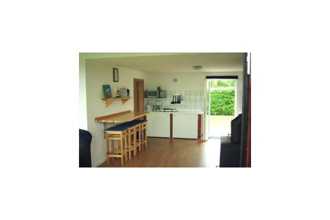 Ferienhaus BungalowStil eingezäunt mit Hund in Waren